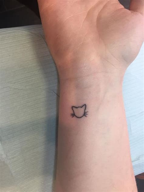 tatuaje de gato sencillo